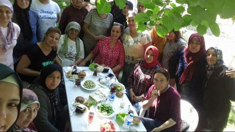 Güneş, fide yetiştiriciliği kursuna katılan bayanlarla birlikte...