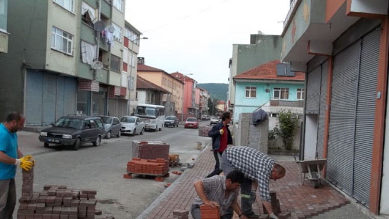 Saltukova Hürriyet Caddesi Yaya Yolu Parke Taşı Yapımı İşi