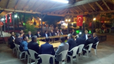 Başkan Alim Genç, Saltukova Jandarma Karakol Komutanlığı'nda Muhtarlarla İftarda Bir Araya Geldi